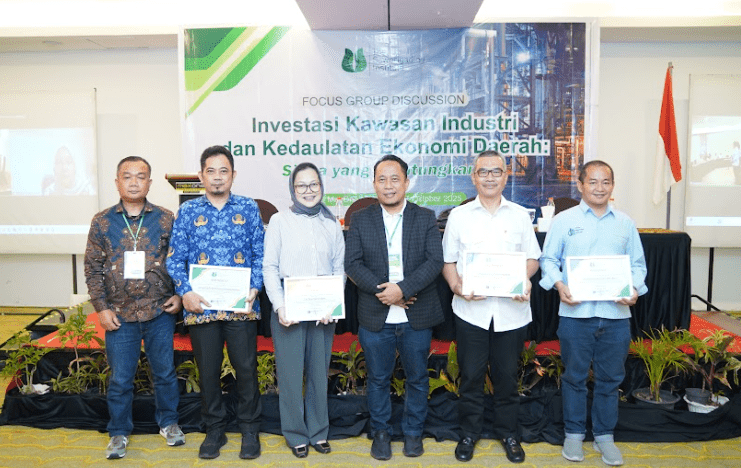 Foto bersama Narsum dan Fasilitator FGD TSI