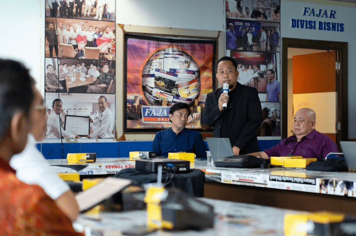 Direktur The Sawerigading Institute, Asri Tadda, saat membuka Roundtable Discussion tahap kedua bertajuk “Prospek Kawasan Industri Luwu Timur: Telaah Amdal dan Regulasi Teknis”, yang digelar di Lantai 4 Graha Fajar, Jumat (31/10/2025).